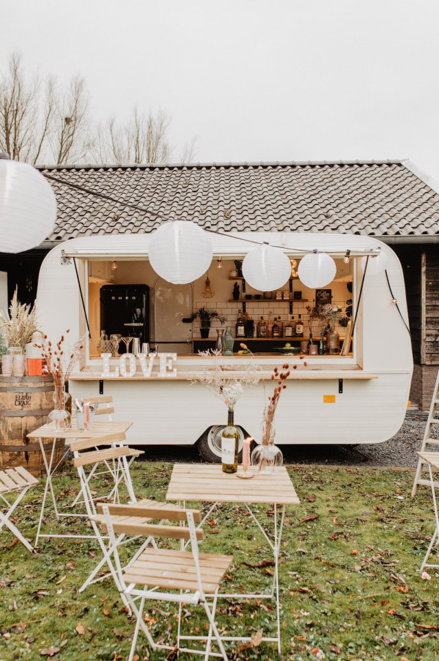 Foodtruck mit Holzstühlen