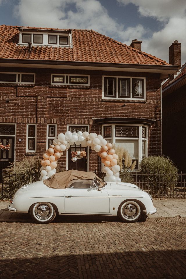 trouwauto staat voor huis