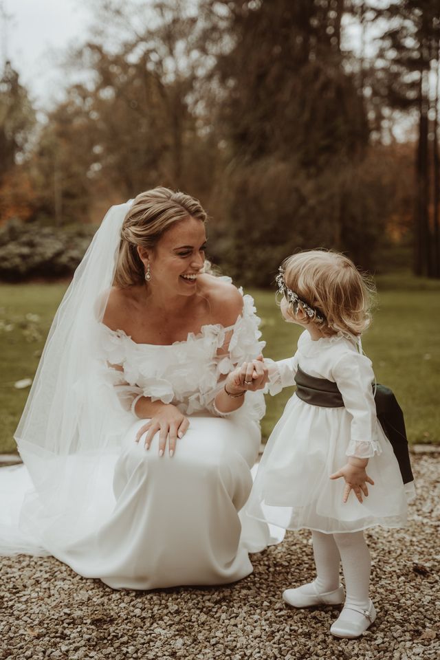 bruid met kindje bij bruiloft