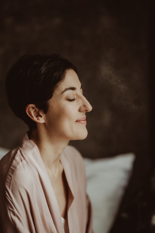 Mariée de profil, les yeux fermés, un moment calme dans une lumière naturelle douce