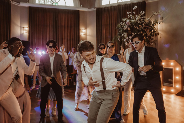 gasten dansen op bruiloft