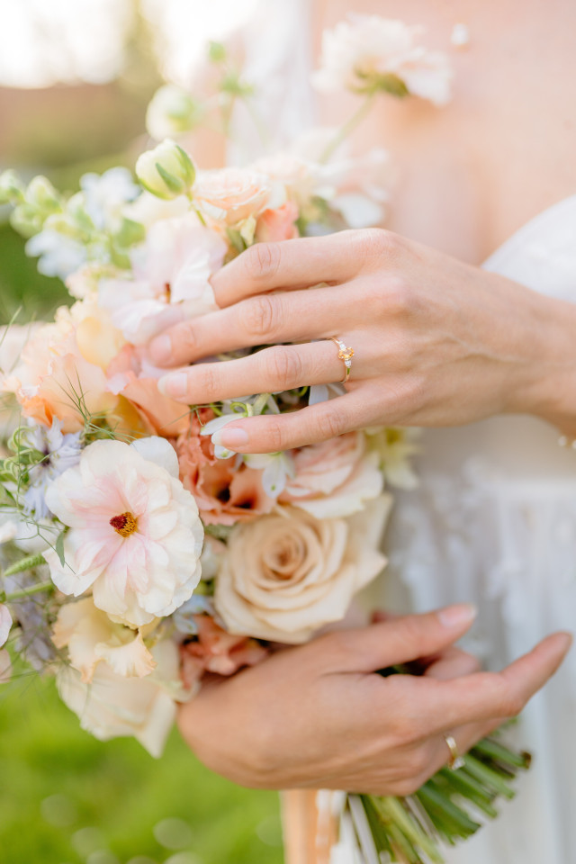 ring met edelsteen om hand bruid