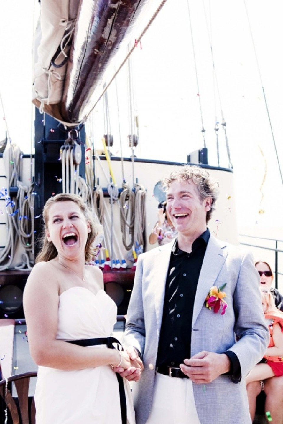 een bruid en bruidegom op een boot met confetti