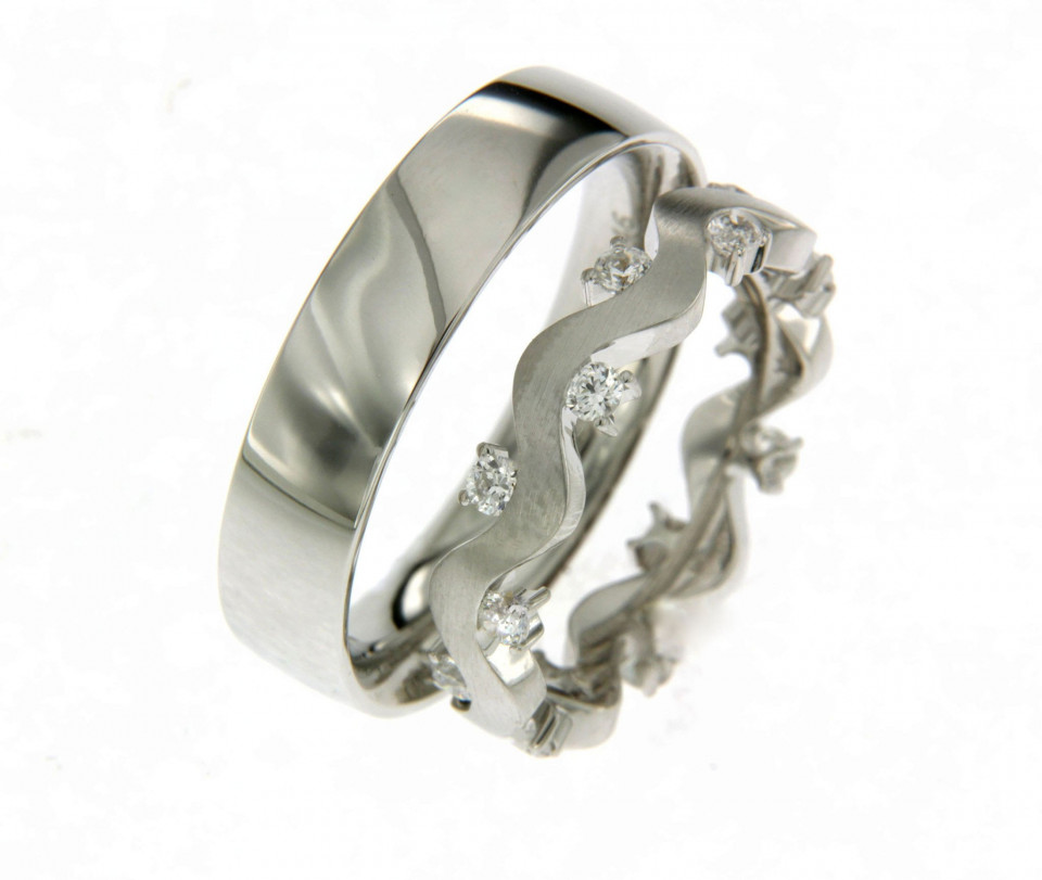 een trouwring met diamanten aan de zijkant