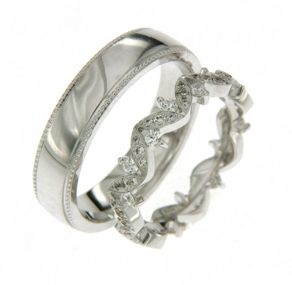 een trouwring met diamanten aan de zijkant