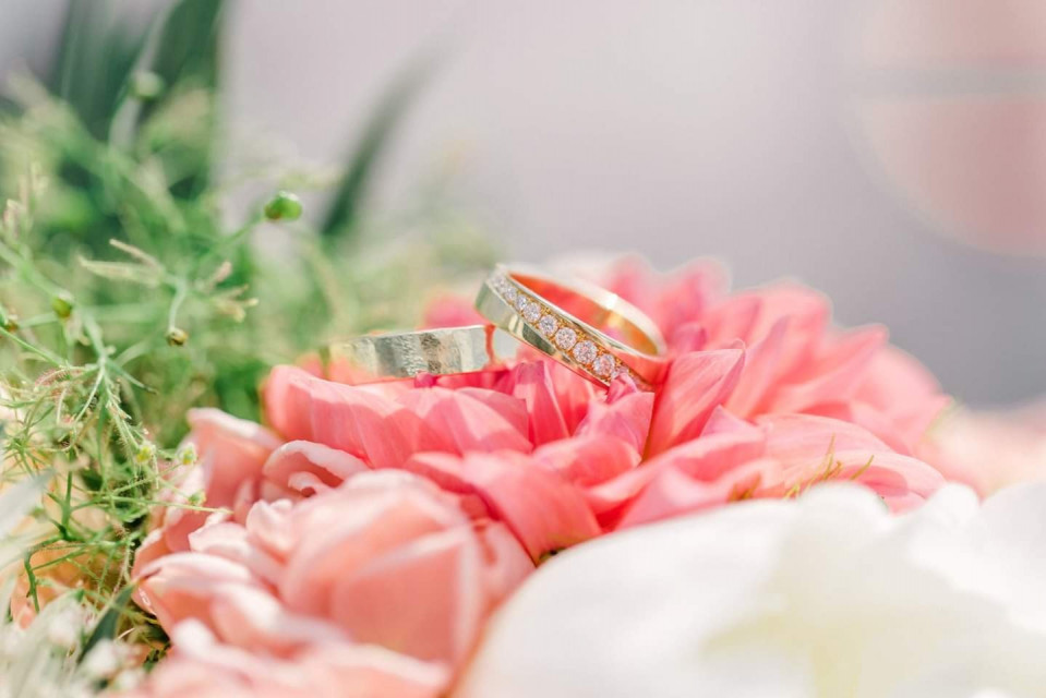 twee trouwringen op een boeket bloemen