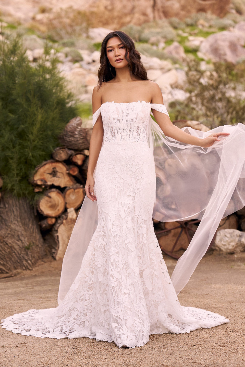 de trouwjurk is een strapless japon met een kanten overlay en een
