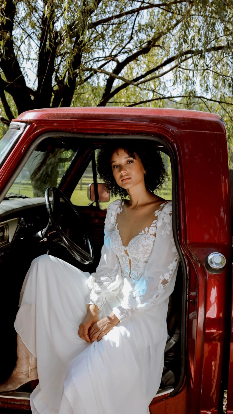 Strahle in den Nature Embrace Brautkleidern von Lillian West!