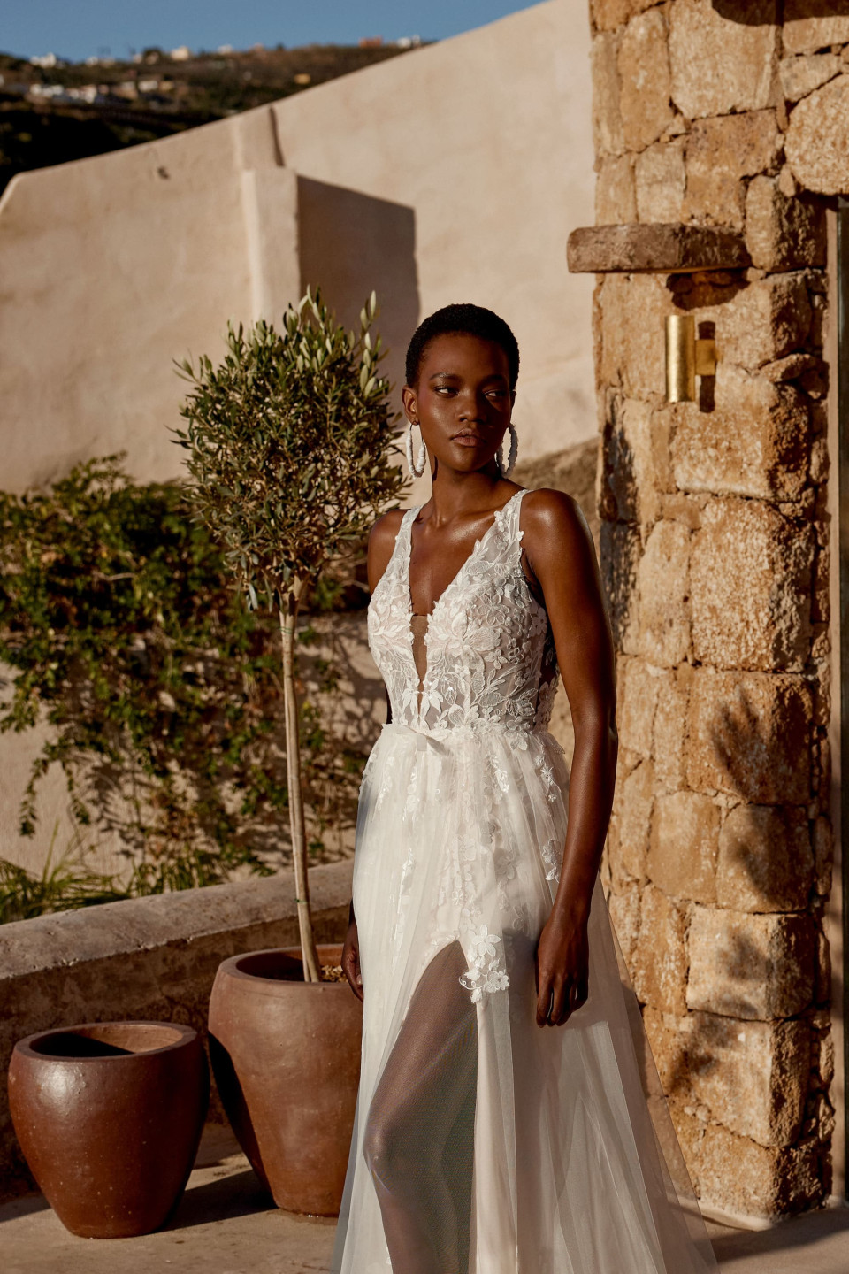 een mooie zwarte vrouw in een trouwjurk die buiten staat
