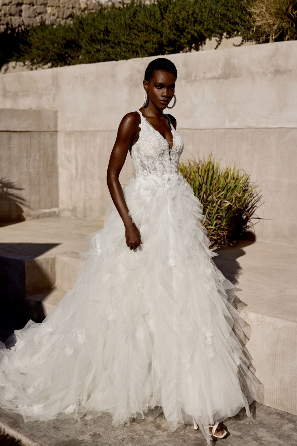 een vrouw in een trouwjurk die poseert voor een foto