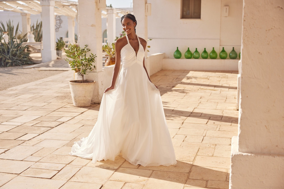 een afbeelding van een vrouw in een trouwjurk