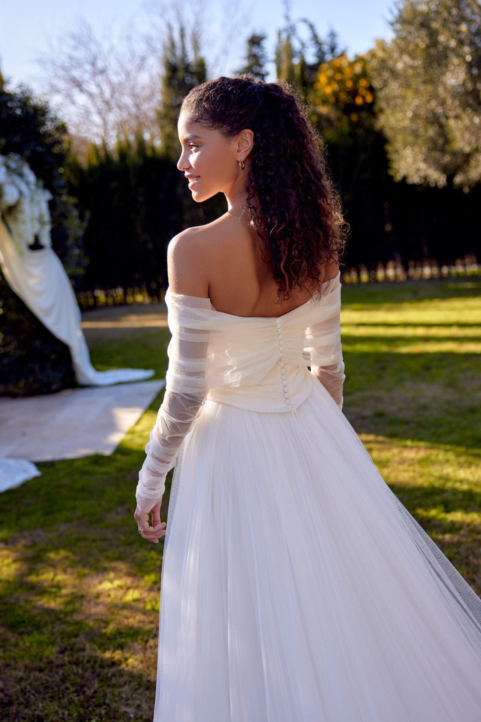 de achterkant van een vrouw in een trouwjurk