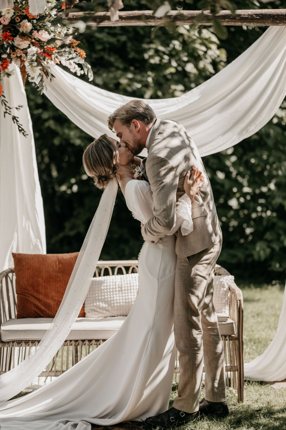 bruiloftsceremonie in de tuin