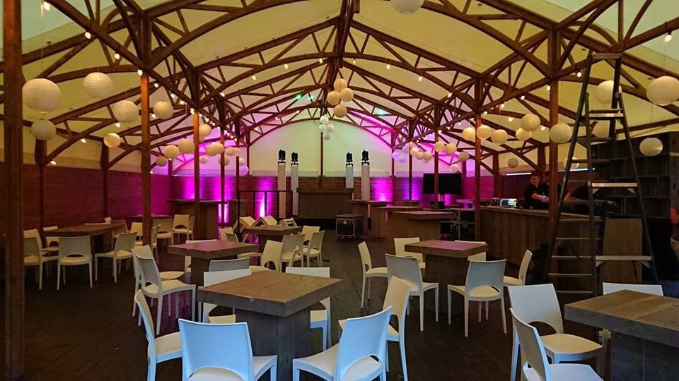 een grote kamer met tafels en stoelen erin