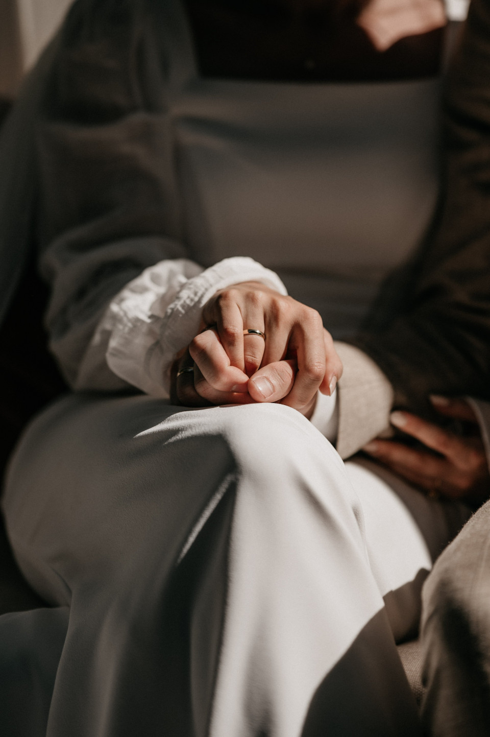 bruidspaar houdt elkaars handen vast