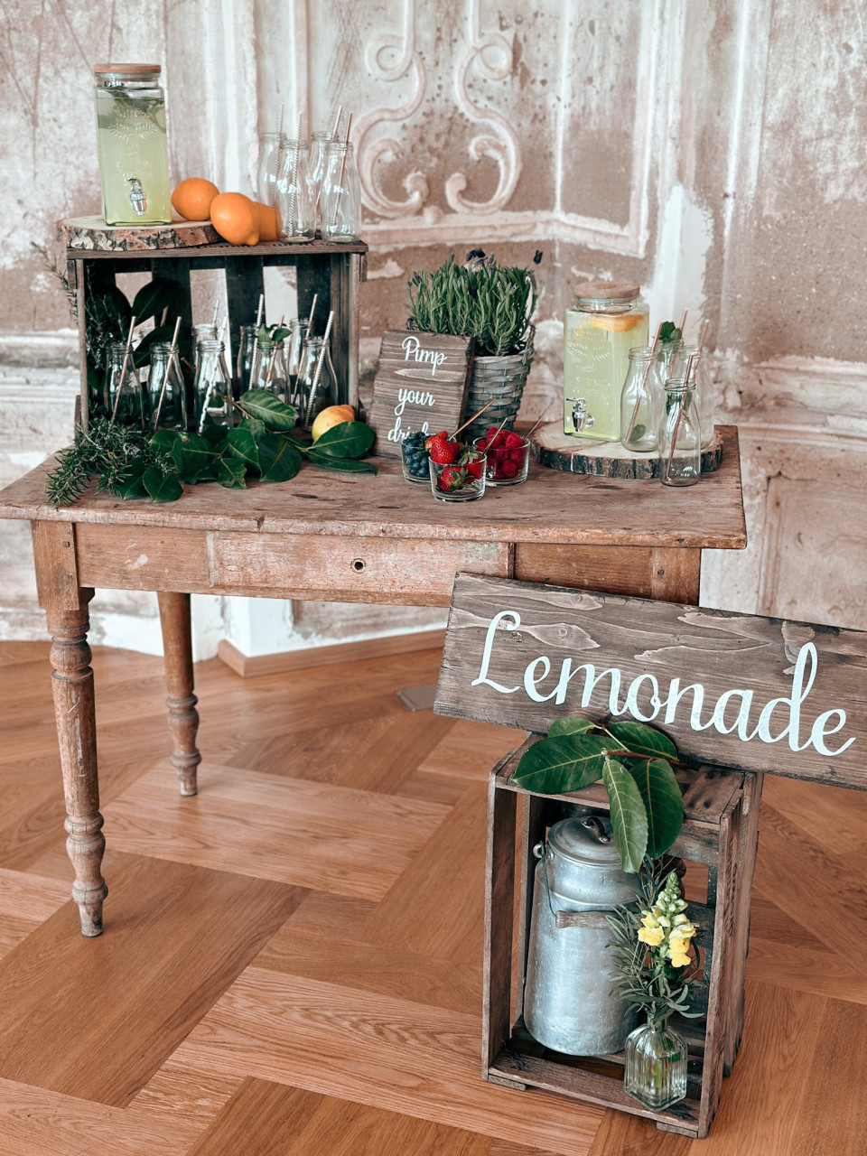 een tafel met een limonadekraam en een bordje met limonade