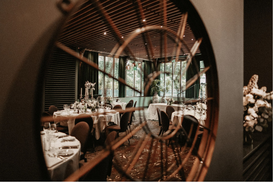 een ronde spiegel in een restaurant setting