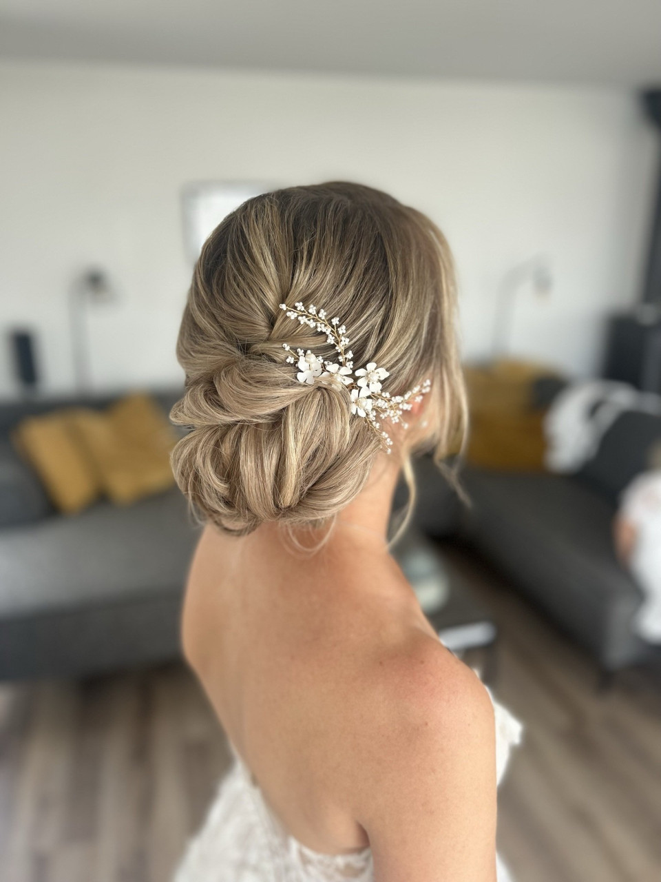 een bruid met haar haar in een knot