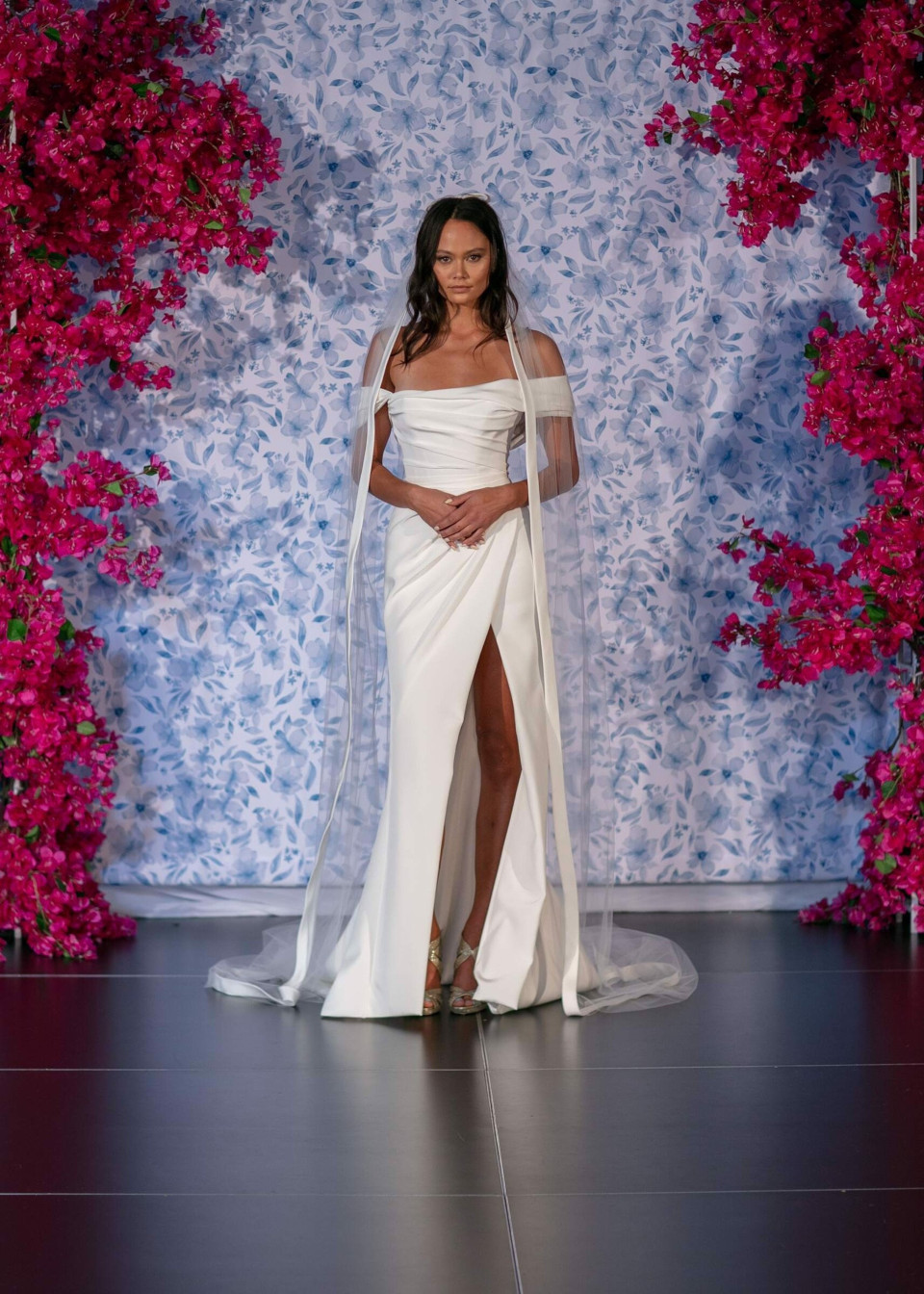 een model in een witte trouwjurk en sluier