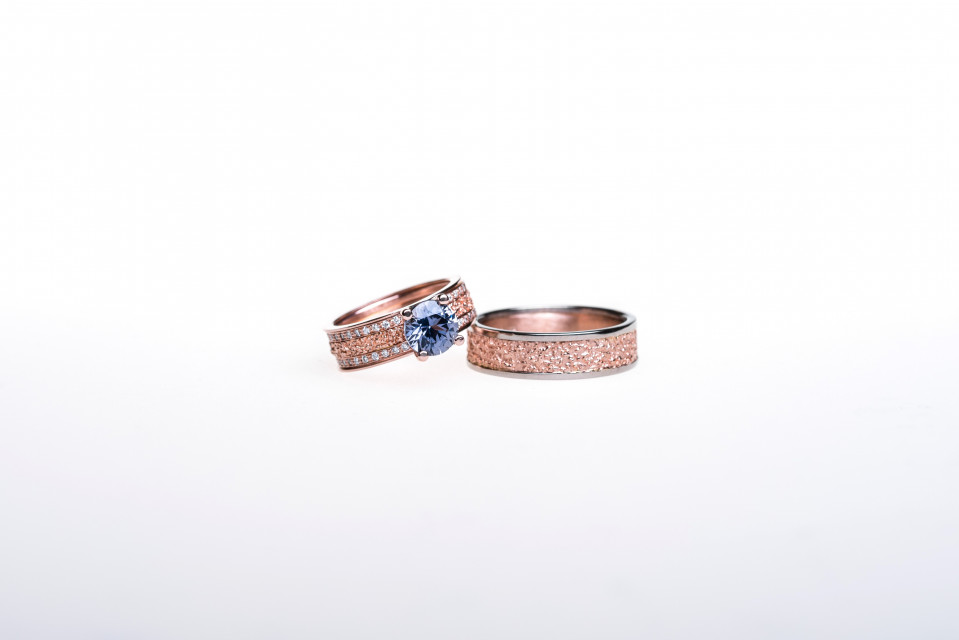 twee ringen met blauwe saffierstenen erop
