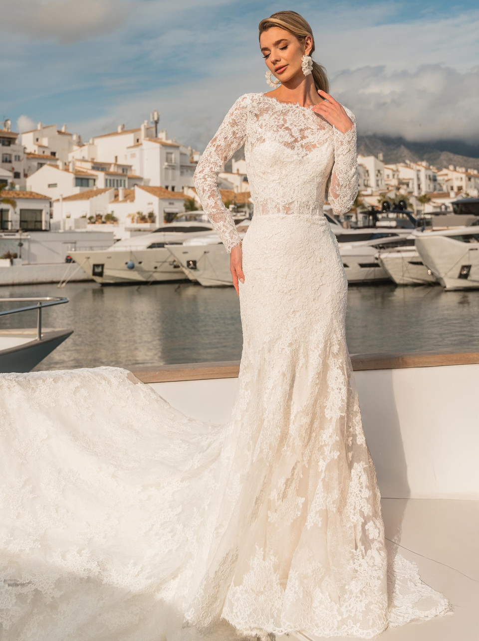 een vrouw in een trouwjurk die op een boot staat