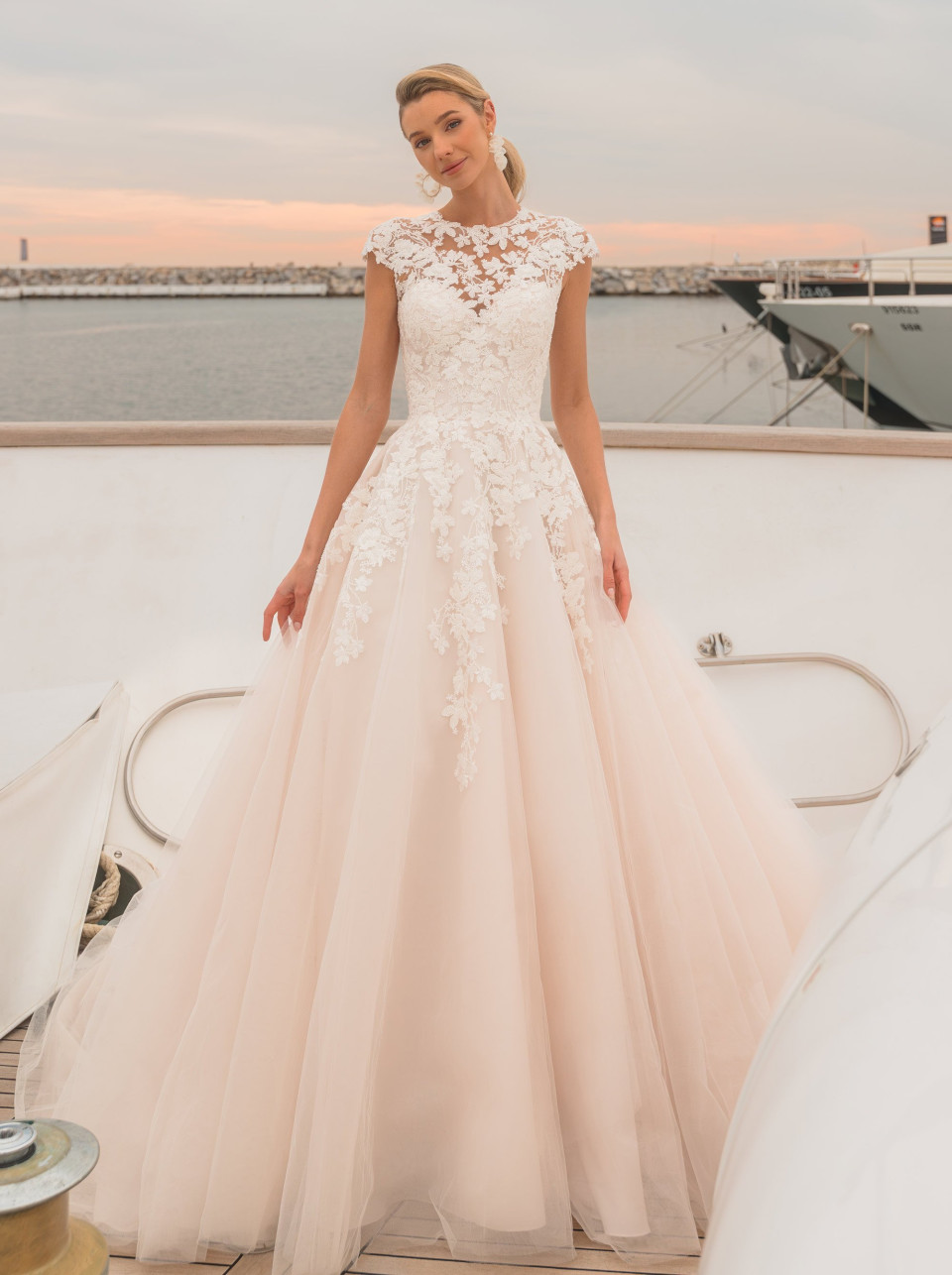 een vrouw in een trouwjurk die op een boot staat