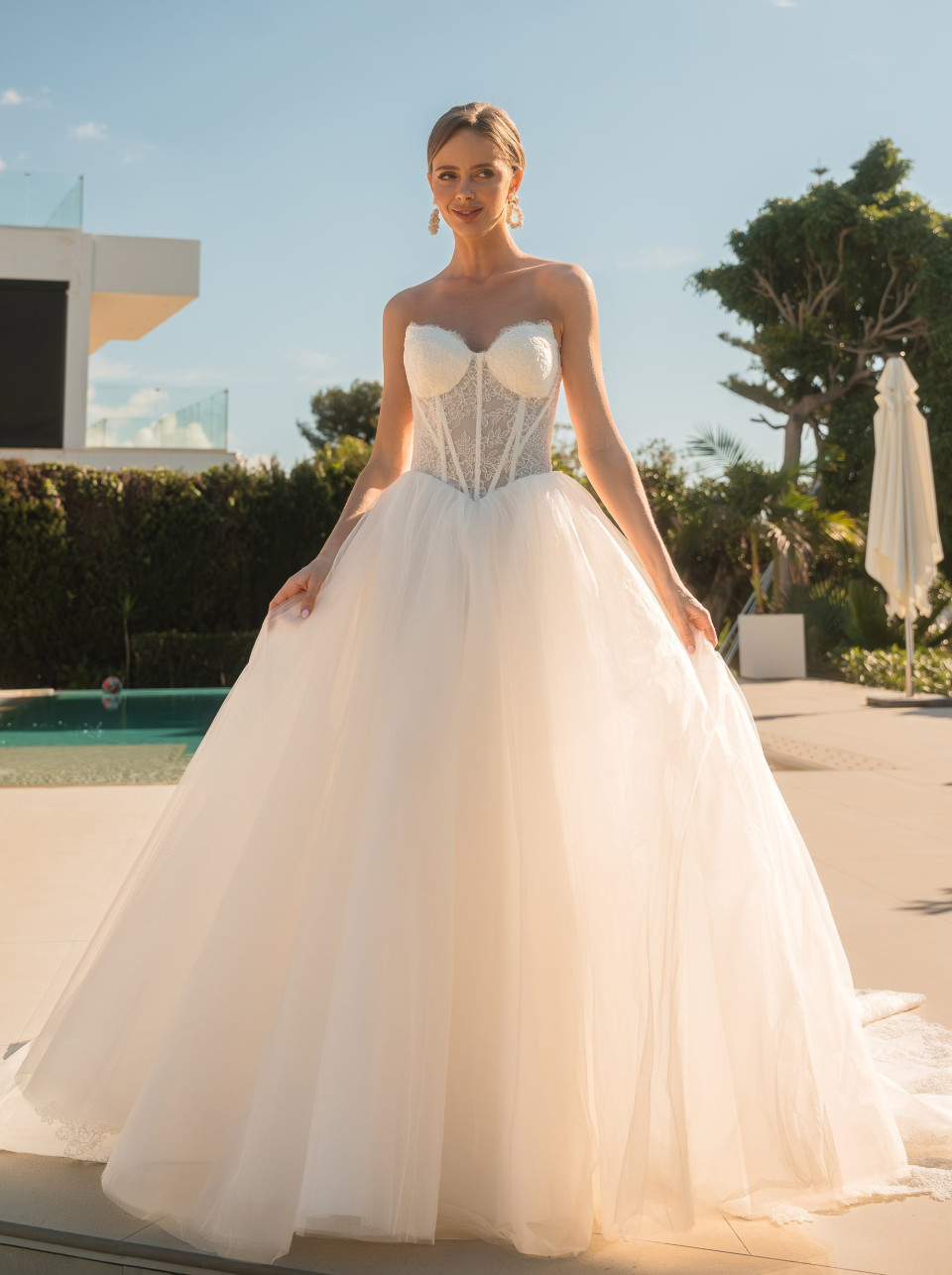 een vrouw in een trouwjurk die poseert voor een foto