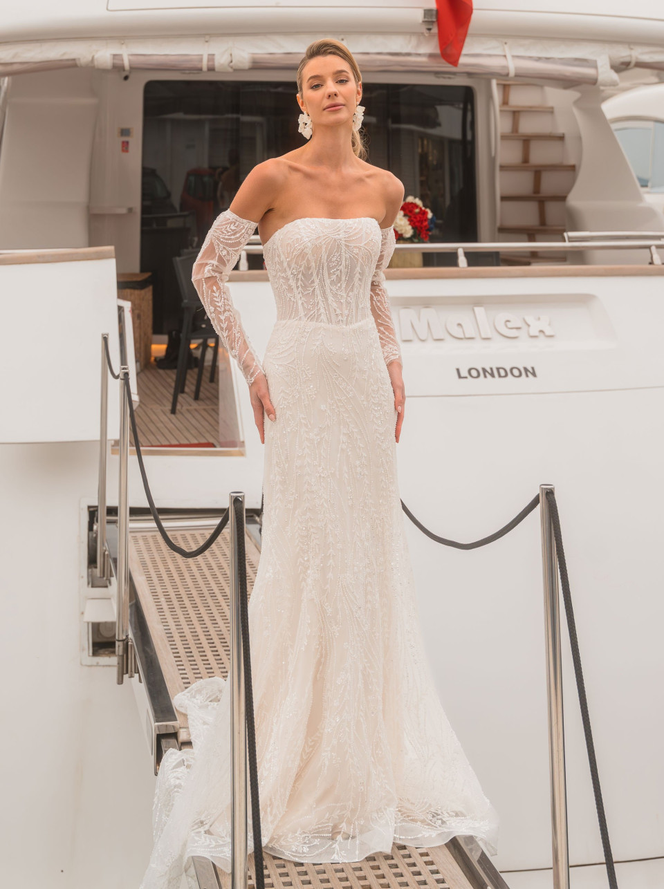 een vrouw in een trouwjurk die op een boot staat