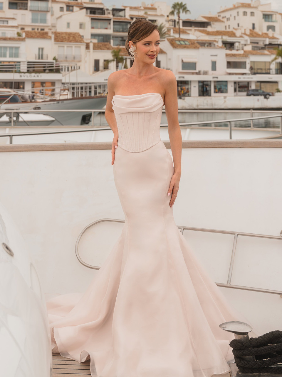 een vrouw in een trouwjurk die op een boot staat