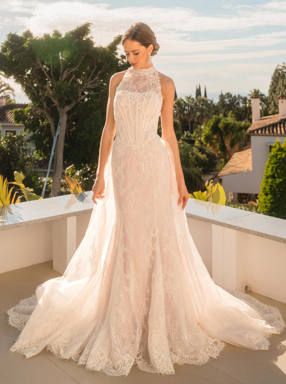 de achterkant van deze trouwjurk met een hoge halslijn