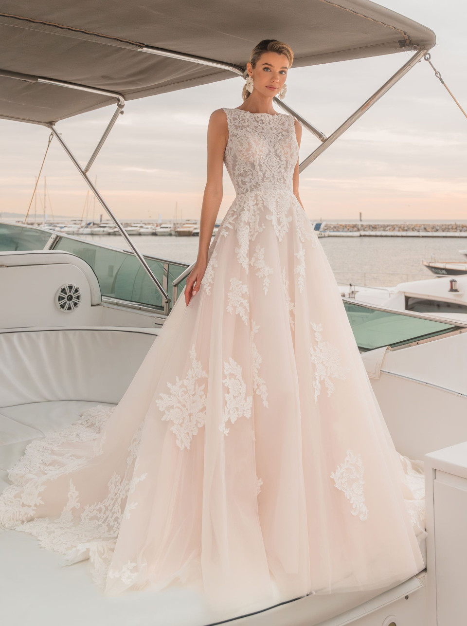 een vrouw in een trouwjurk die op een boot staat