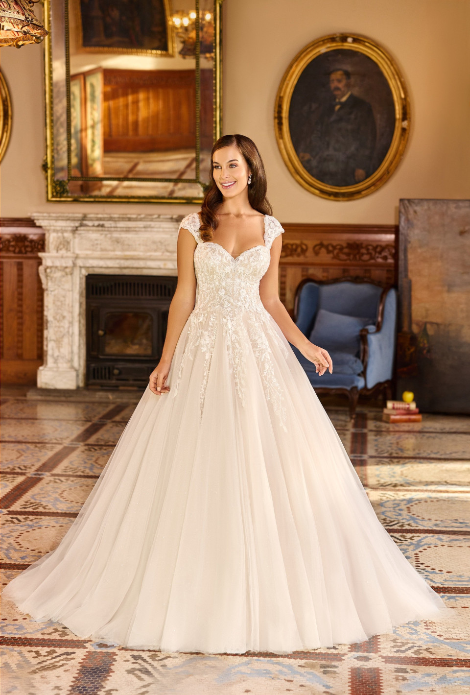 een vrouw in een trouwjurk die in een kamer staat