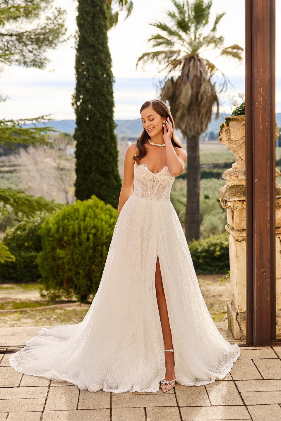 een vrouw in een trouwjurk poseert voor een foto