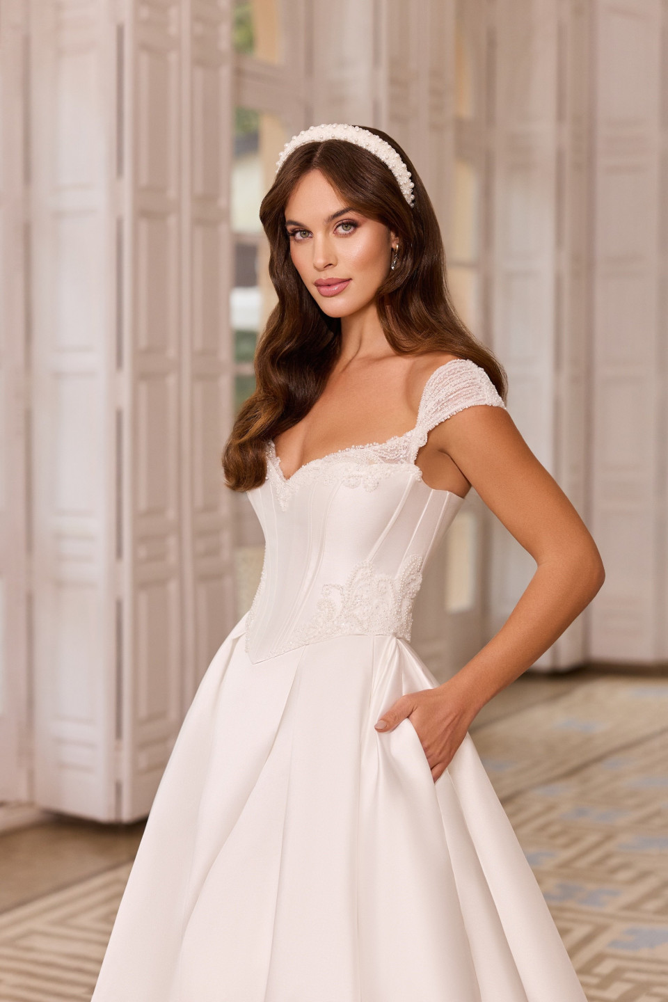 een vrouw in een trouwjurk die poseert voor een foto