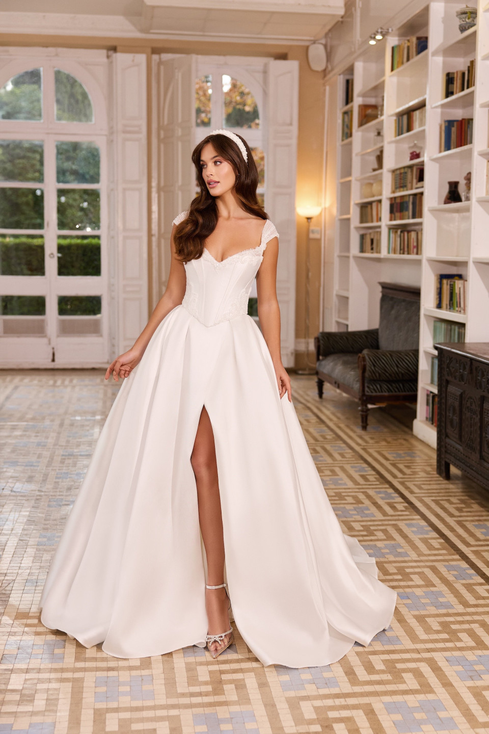 een vrouw in een trouwjurk die in een kamer staat