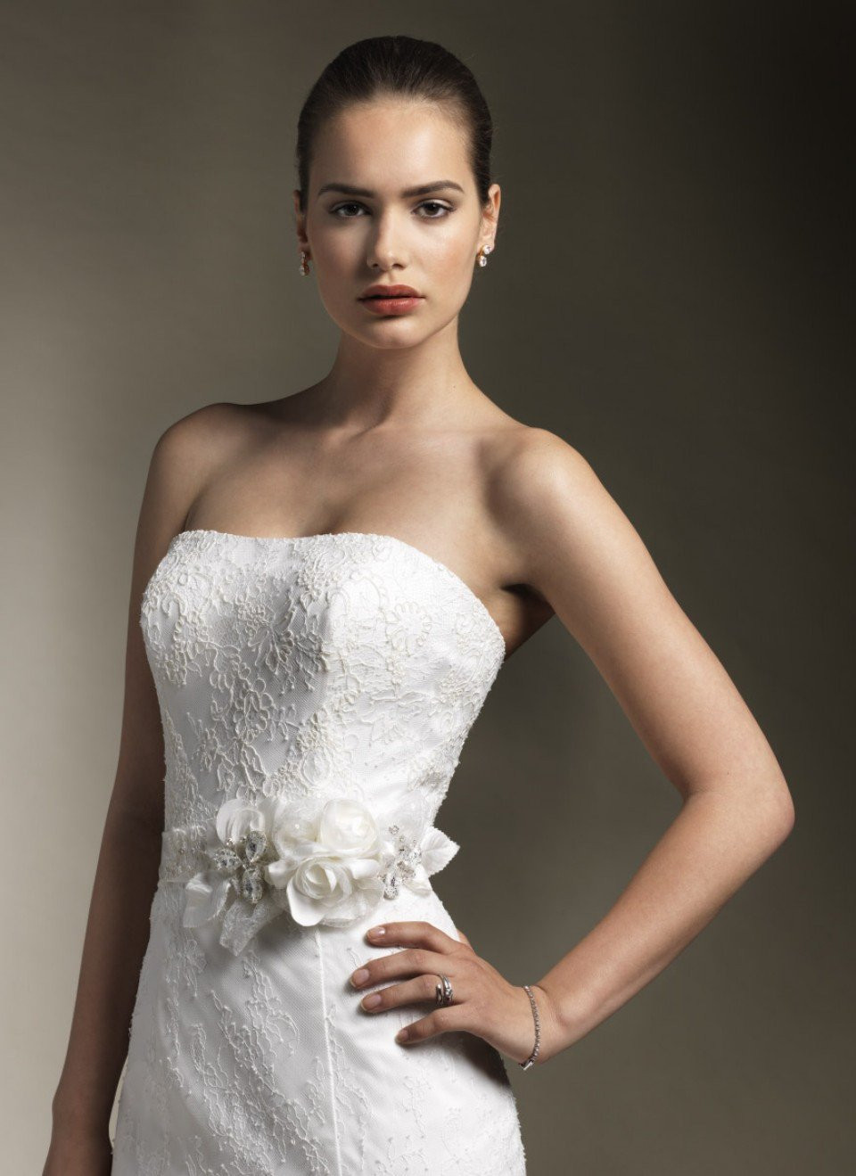 een mooie vrouw in een strapless trouwjurk