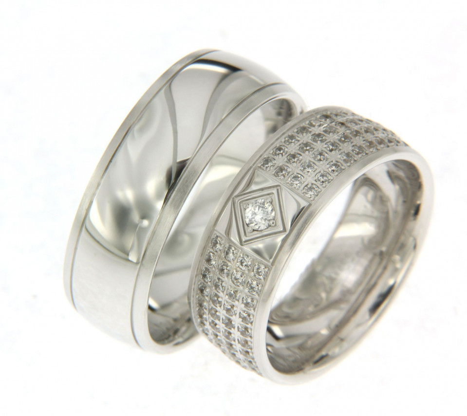 twee trouwringen met diamanten erop