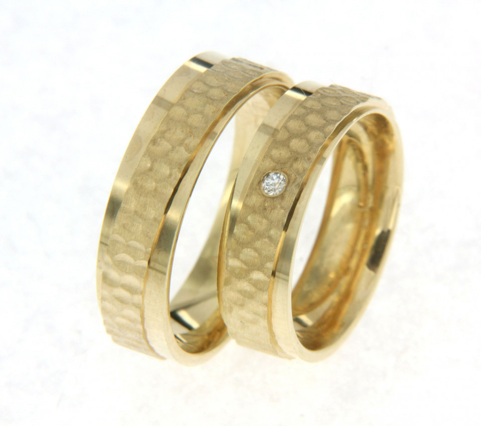 twee geelgouden trouwringen met diamanten