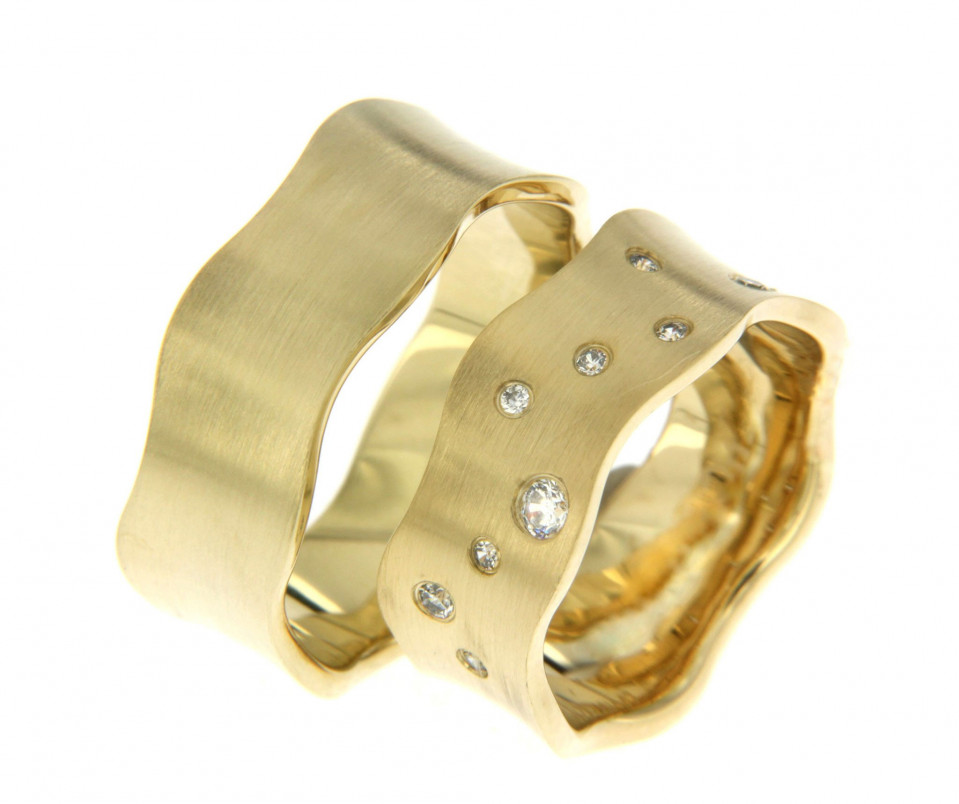 twee gouden trouwringen met diamanten