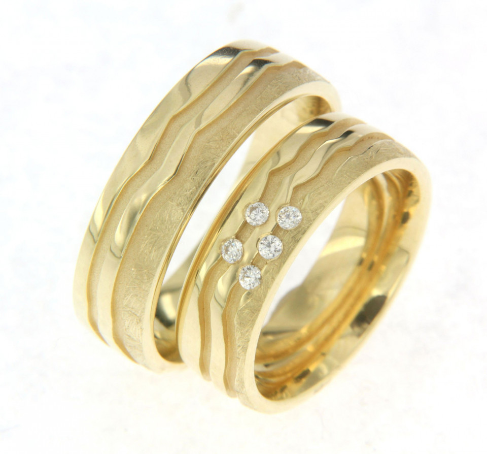 twee geelgouden trouwringen met diamanten