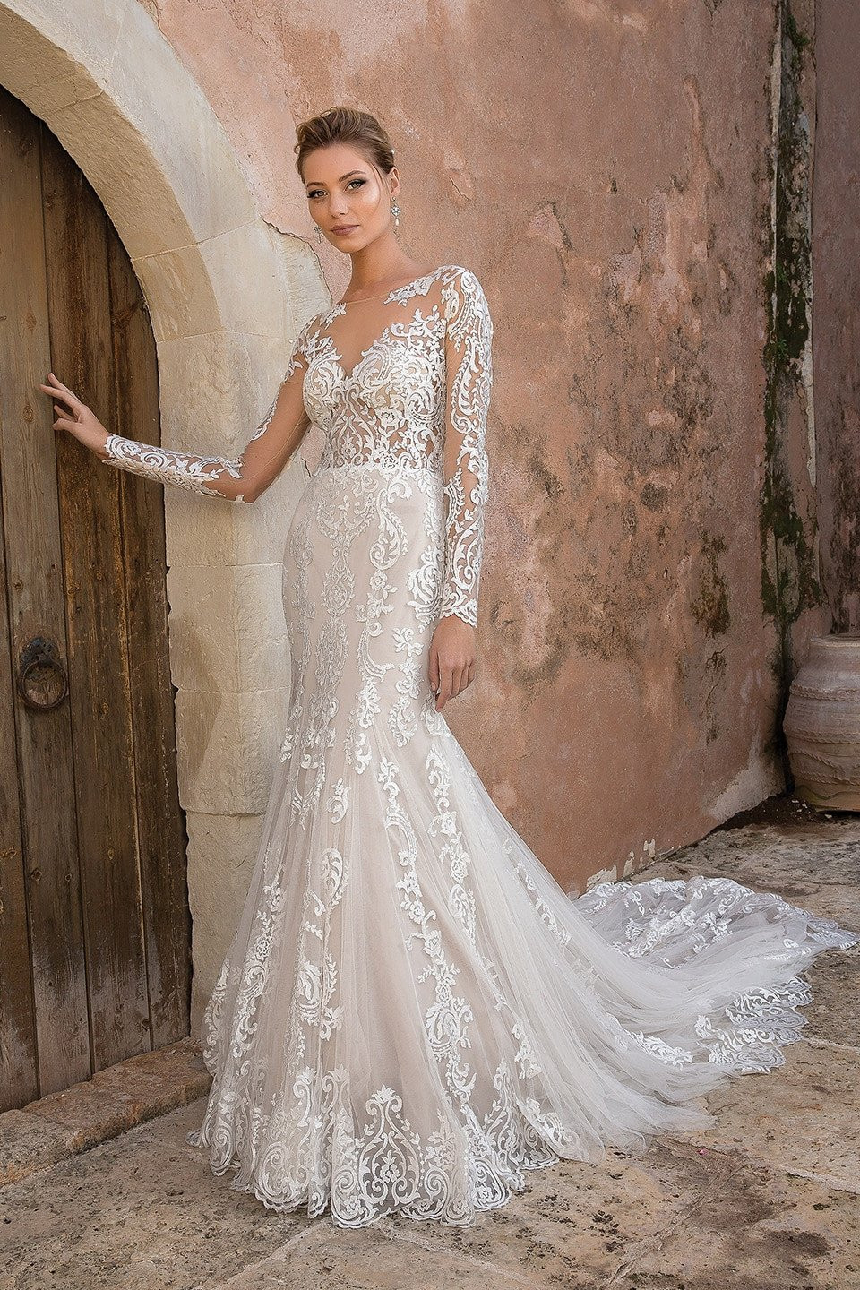 de trouwjurk is een lange mouwen kanten trouwjurk met een