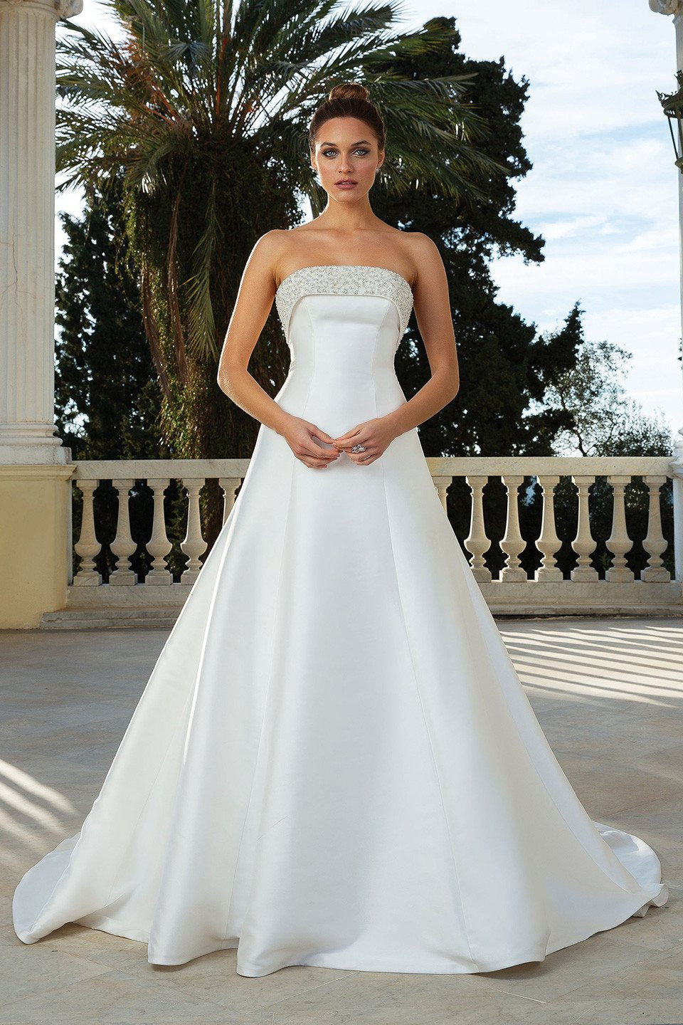 een mooie vrouw in een strapless trouwjurk