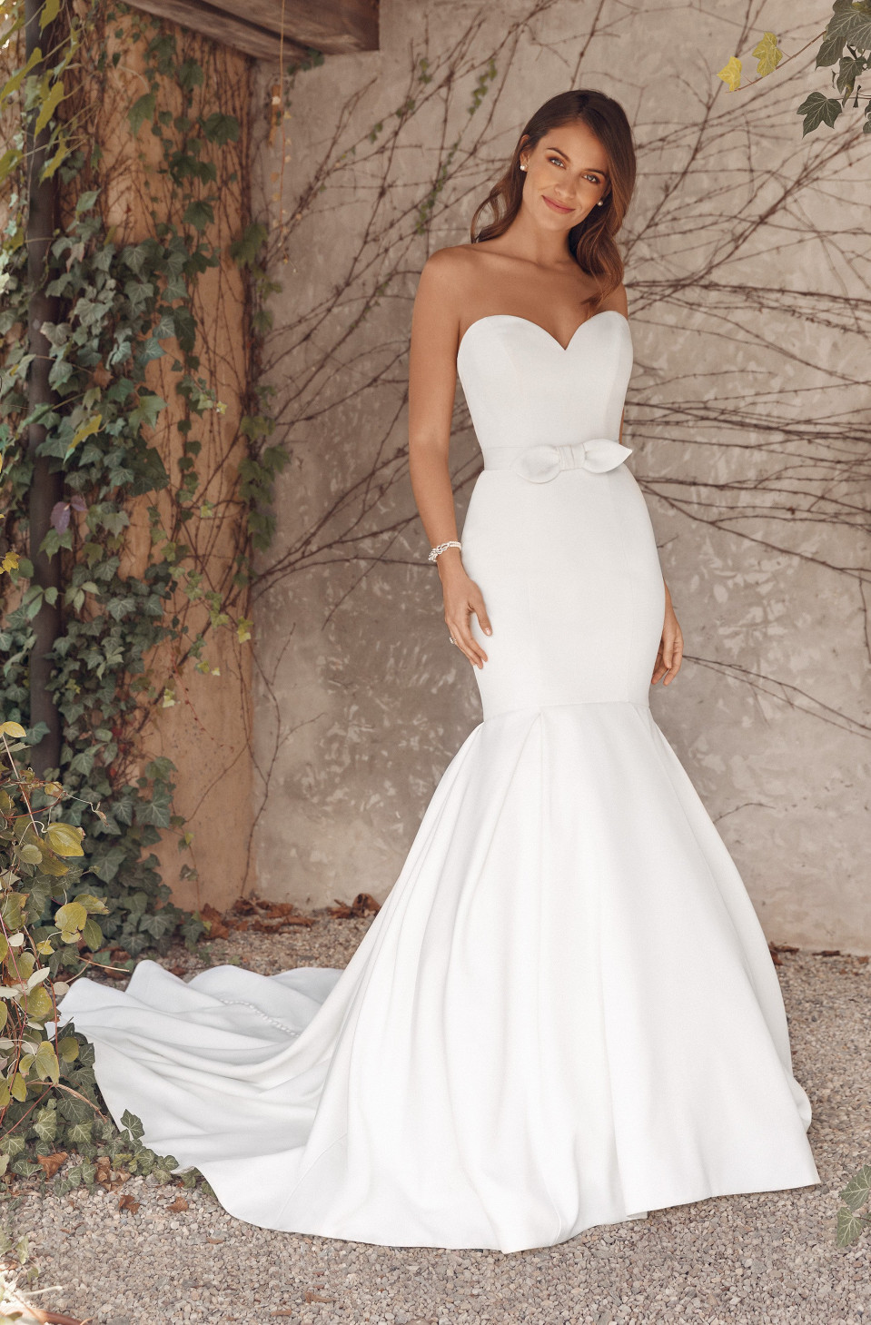 een mooie vrouw in een strapless trouwjurk