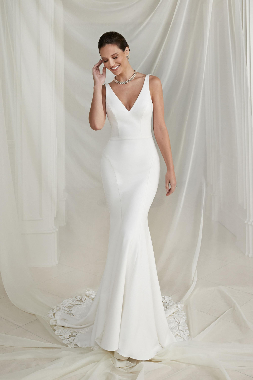 de trouwjurk is een diepe v-hals, lange mouwen jurk met een diepe v