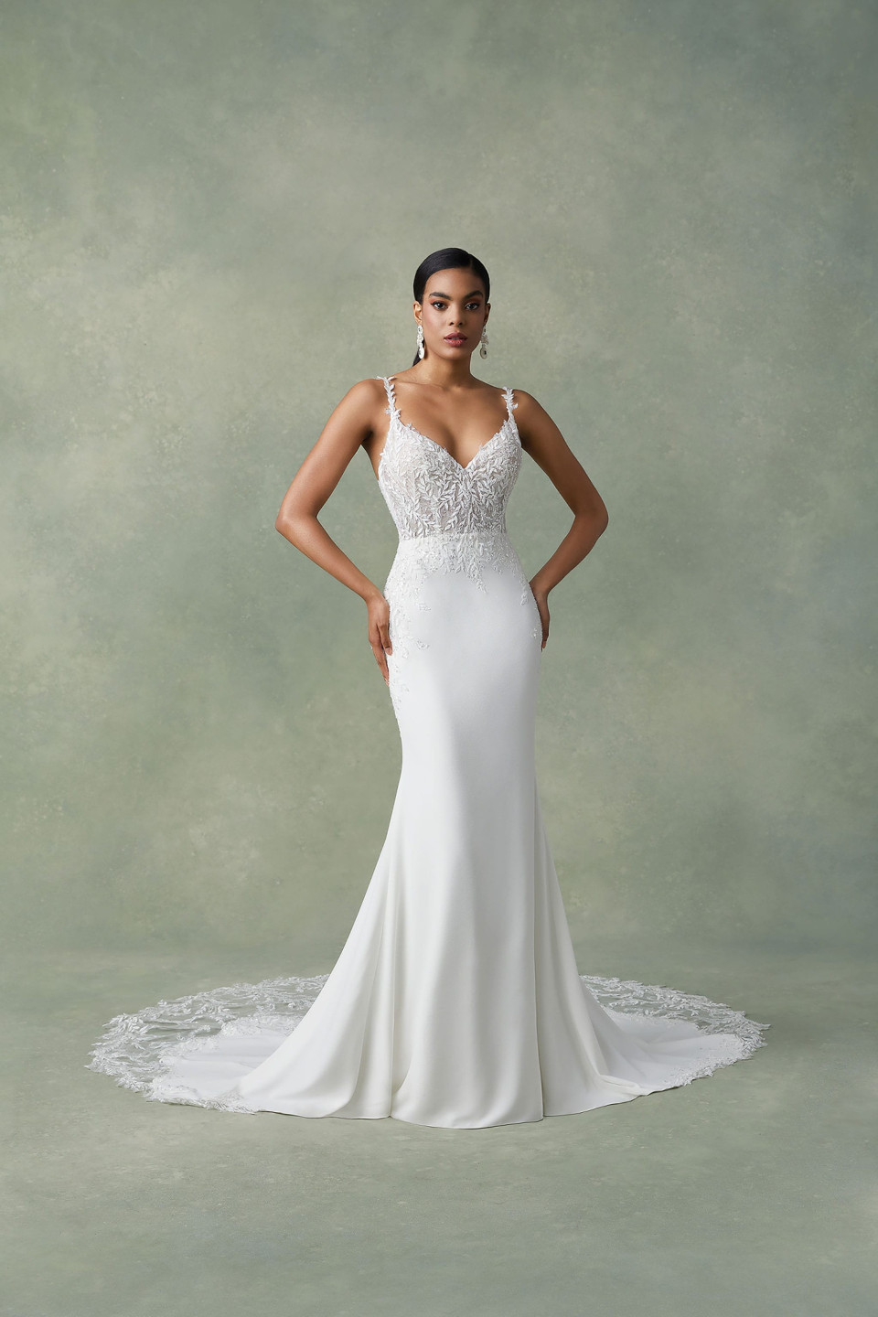 de allure trouwjurk is een prachtige, strapless japon met een diepe v-hals