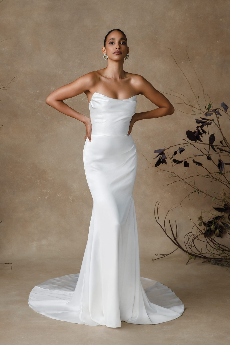 de strapless trouwjurk is gemaakt van satijn en heeft een lage rug