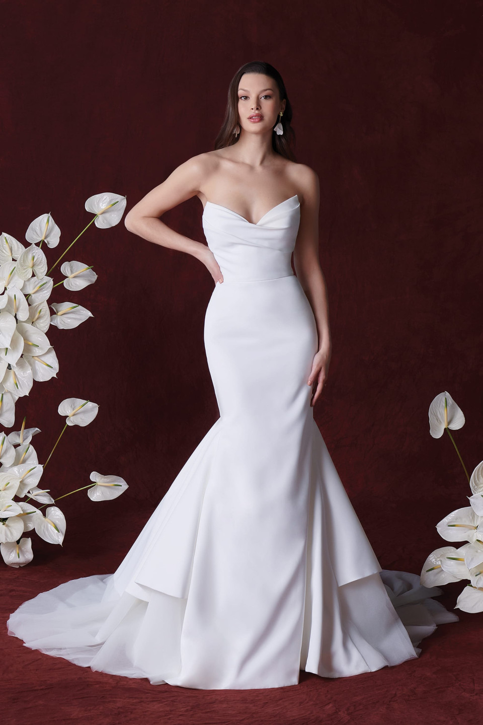 de trouwjurk is ontworpen met een strapless, laag uitgesneden halslijn en een