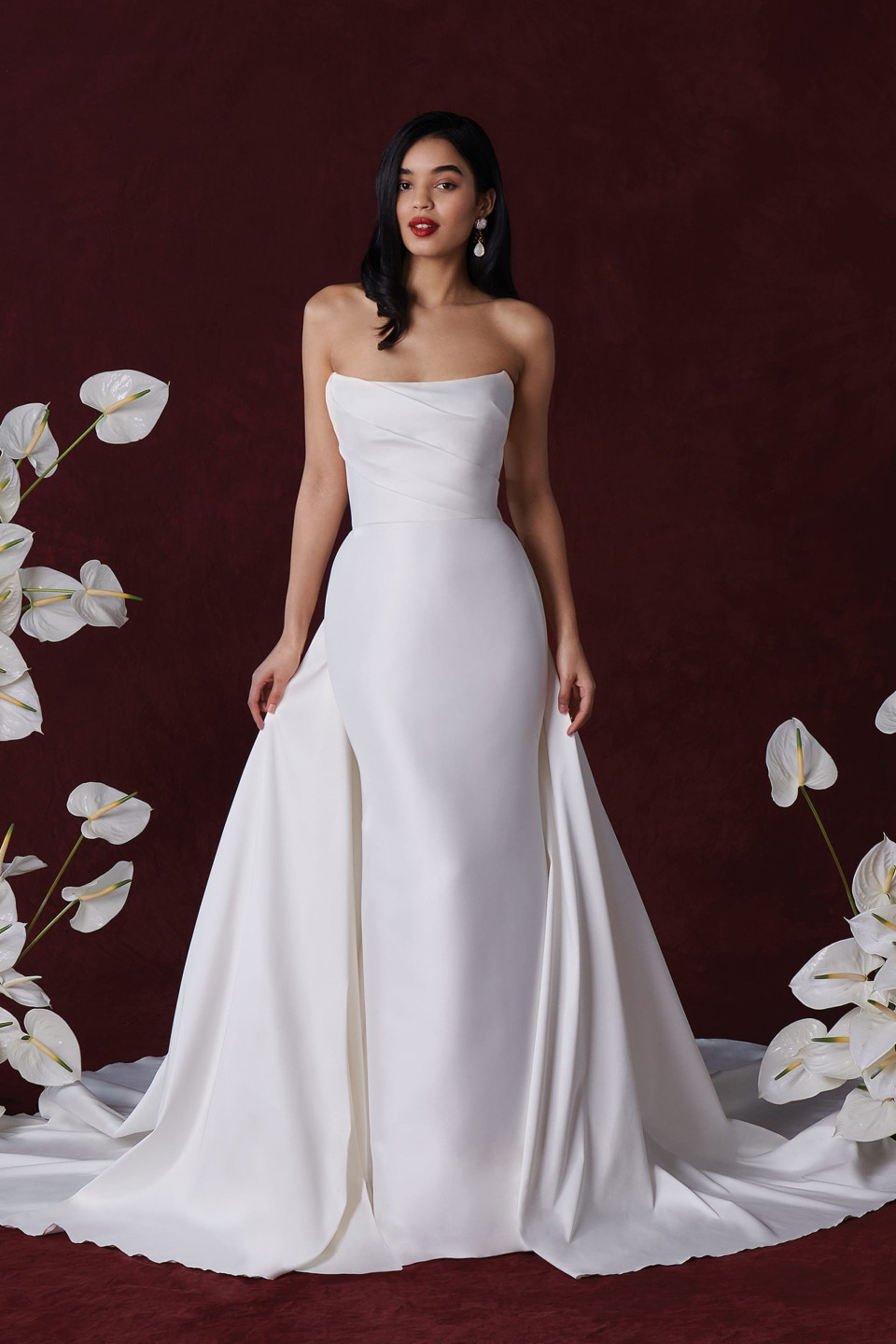 de trouwjurk is een strapless jurk met een lage rug en een lage halslijn
