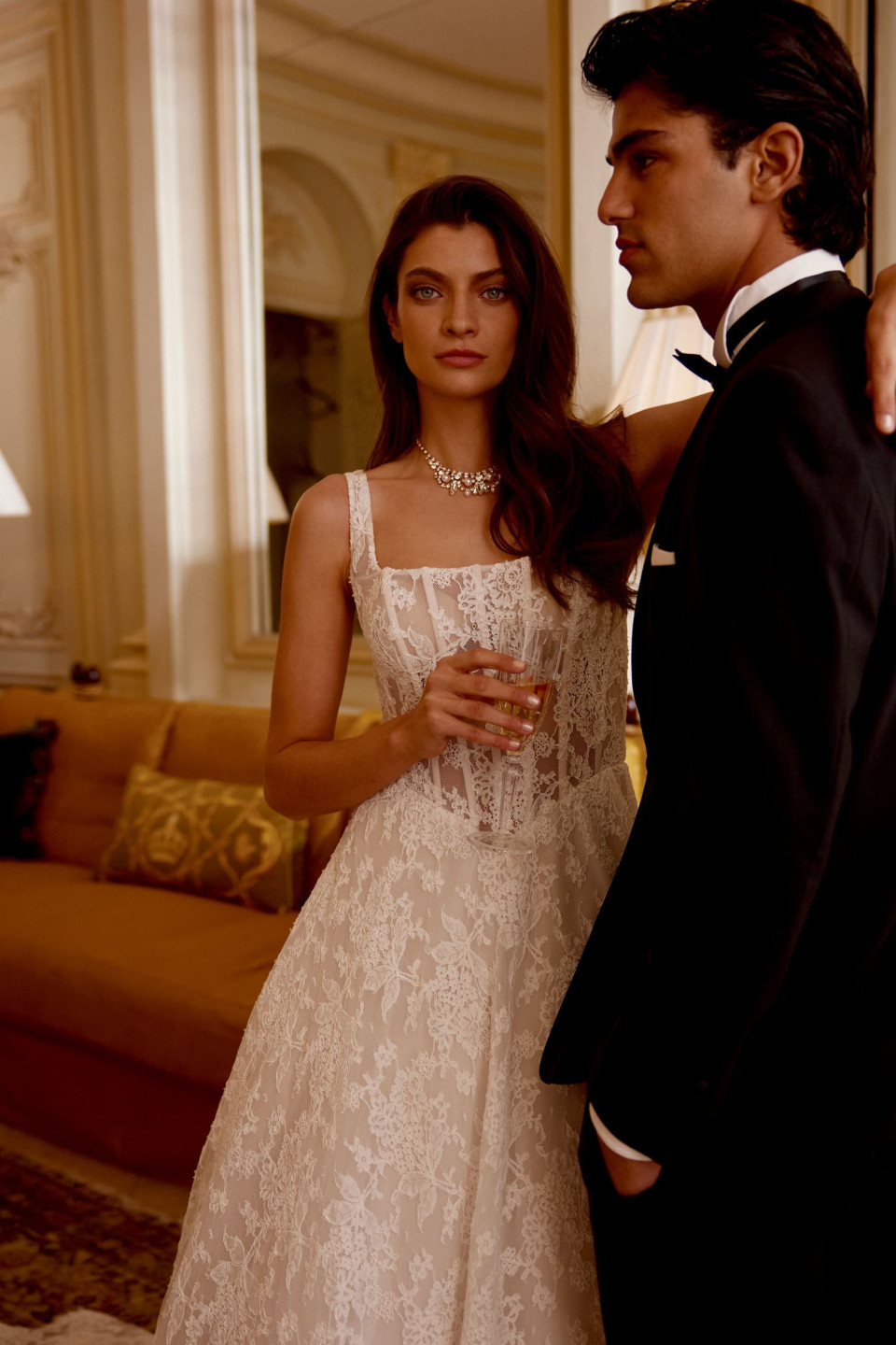 een man en vrouw in formele kleding die in een kamer staan