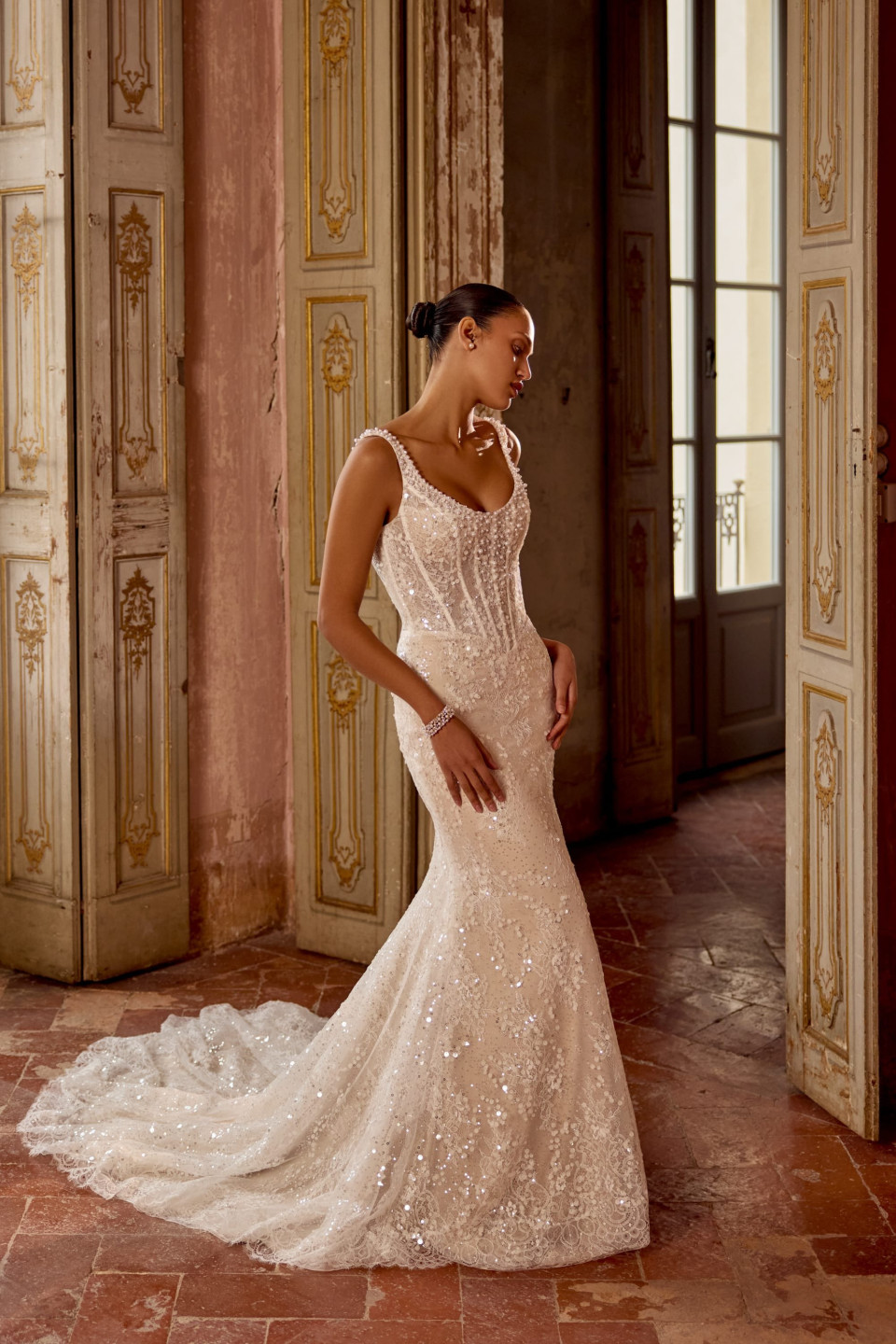 een afbeelding van een vrouw in een trouwjurk die voor een deur staat met een deur in de achtergrond